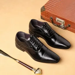 Elegant leather flat shoes - snake skin pattern - with lacesShoes