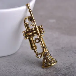 Trompette en or - avec cristaux - broche