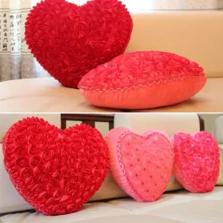 Oreiller en forme de coeur avec roses